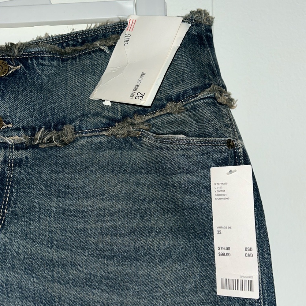 BDG (NWT) Urban Outfitters Low Rise Skinny Jeans - Sz 32

No pockets
Split Leg